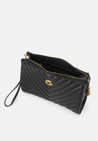 Bolso de mano de cuero negro con patrón de chevron, cremallera dorada y herrajes. Cuenta con una correa para la muñeca y compartimentos interiores para la organización.