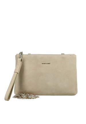 Beige Wildleder-Clutch mit Handgelenksriemen und silberner Kette, rechteckige Form, Reißverschluss und kleinem metallischem Markenlogo in der vorderen Mitte.
