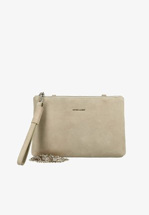 Beige suède clutch met polsbandje en zilveren ketting, rechthoekige vorm, ritssluiting en klein metalen merkembleem in het midden aan de voorkant.
