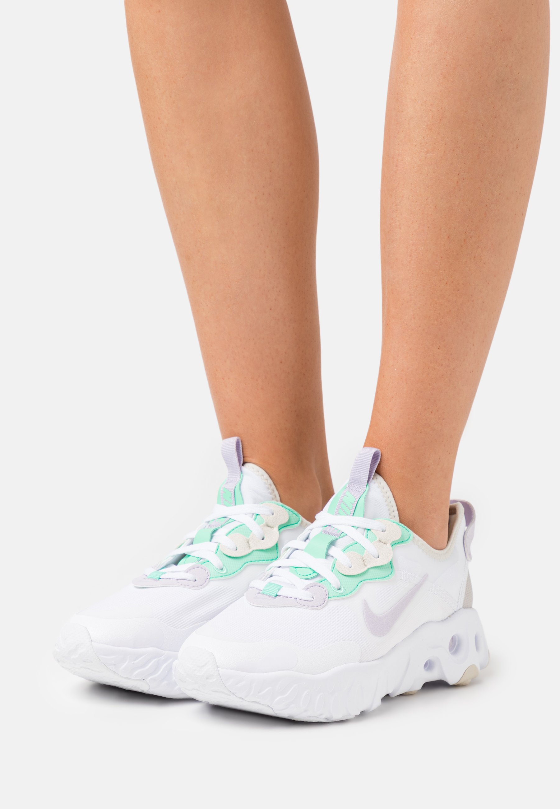 nike react art3mis trainers