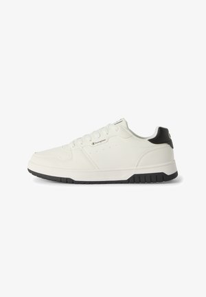 Weißer Sneaker mit niedrigem Schaft, schwarzer Ferse und Sohle, Champion-Logo an der Seite, Schnürdesign und strukturierten Details an Sohle und Obermaterial.