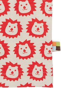Katoenen stof met een herhalend patroon van rode leeuwen met witte gezichten op een beige achtergrond. Inclusief een kleurcontrasterende tab aan de zijkant.