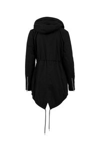 Parka noire à capuchon avec taille à cordon, manches longues, zips sur les côtés et un ourlet arrière légèrement allongé. Texture de tissu lisse.