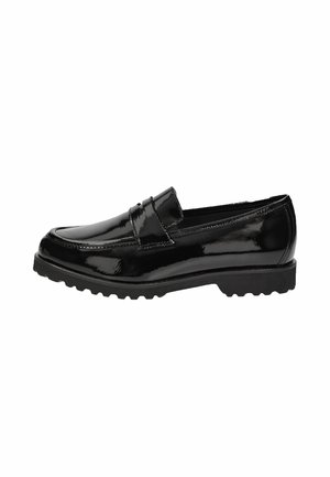Zwarte glanzende leren loafer met dikke geribbelde zool en een band over de wreef, zijaanzicht op een witte achtergrond.