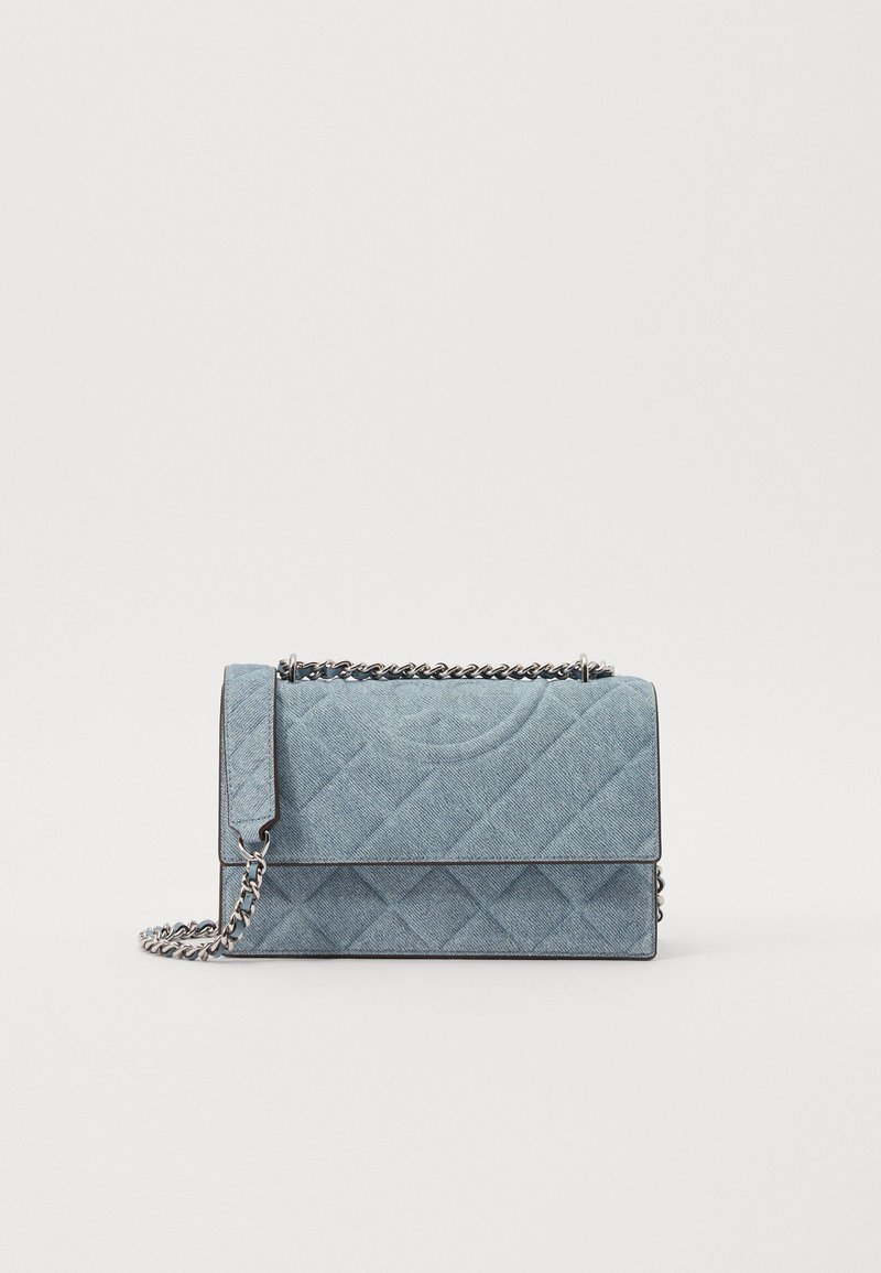 Borsa a tracolla blu in tessuto trapuntato con chiusura a patta, tracolla in catena argentata e delicati motivi di cucitura. Forma compatta e rettangolare.