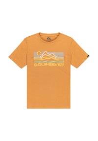 Senapsgul t-shirt med kort ärm, med en stiliserad grafisk design av ett berg, sol och vågor ovanför Quiksilver-logotypen i retrofärger.