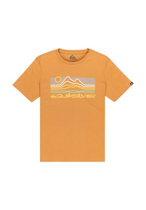 Senfgelbes T-Shirt mit kurzen Ärmeln, das ein stilisiertes Motiv von Bergen, Sonne und Wellen in Retrofarben über dem Quiksilver-Logo zeigt.