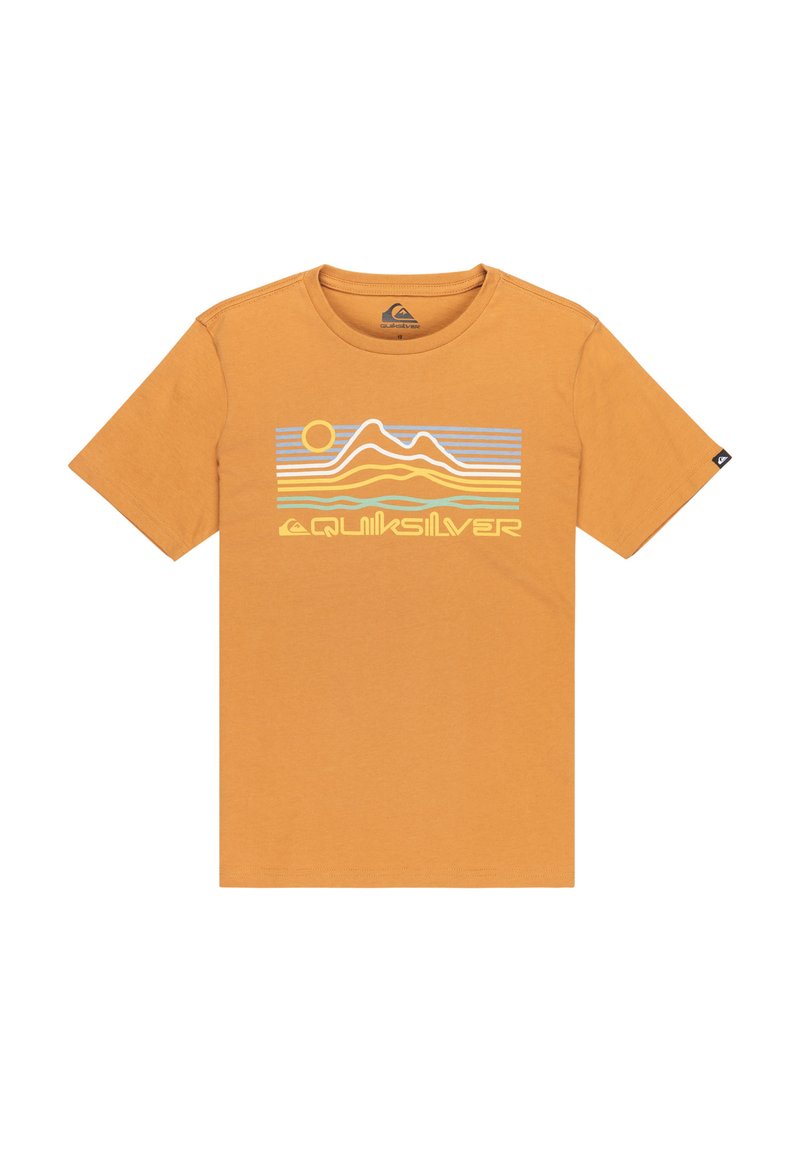 Senapsgul t-shirt med kort ärm, med en stiliserad grafisk design av ett berg, sol och vågor ovanför Quiksilver-logotypen i retrofärger.