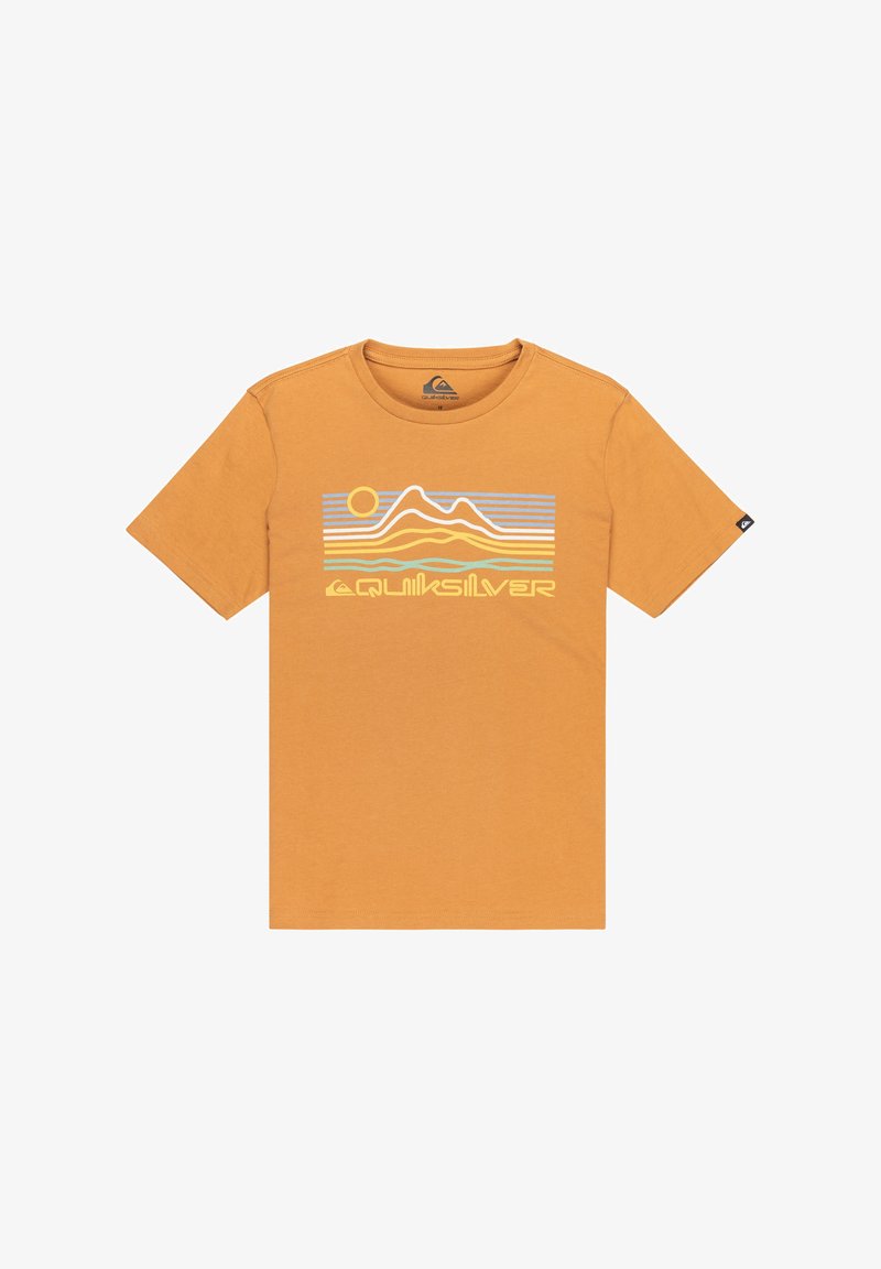 Hořčicově žluté tričko s krátkým rukávem se stylizovanou grafikou hory, slunce a vln nad logem Quiksilver v retro barvách.