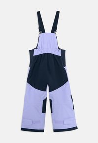 Paarse en marineblauwe overall met verstelbare banden, elastische tailleband, wijde broekspijpen en klittenbandaccenten op de broekspijpen, gemaakt van duurzaam materiaal.