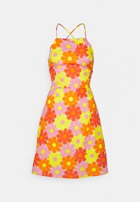 Vestido floral com cores rosa, amarelo e laranja. Apresenta grandes padrões de margaridas, alças finas e uma silhueta ajustada.