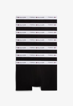 Stapel von sechs schwarzen Tommy Hilfiger Boxershorts mit weißen Bunds, die den Markennamen und das Logo zeigen.