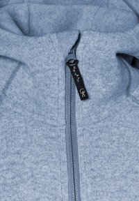 Grå-blå zippered hoodie gjord av mjukt tyg, med en texturerad yta, huva och en kontrasterande dragkedja med en dekorativ dragflik.