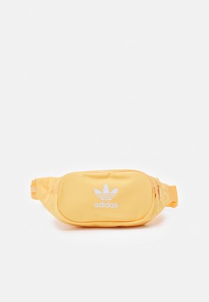 Marsupio giallo Adidas con logo bianco e tasca con doppia cerniera su sfondo bianco.