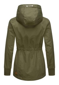 Olivgrüne Jacke mit Kapuze, elastischem Bund, gerippten Bündchen und einem Kunstleder-Logopatch am Ärmel. Glattes Gewebe, lässiges Design.