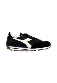 Scarpe sportive nere in pelle e scamosciato, con una striscia diagonale bianca, suola in gomma testurizzata e accenti a contrasto.