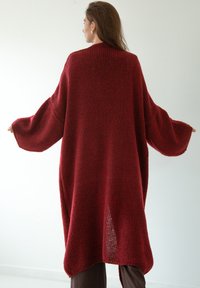 Przesadnie duży bordowy kardigan dziany z szerokimi rękawami, otwartym tyłem, teksturowanym materiałem i luźnym, zwiewnym fasonem, który zwiększa komfort i ciepło.
