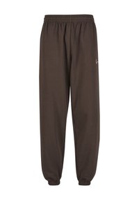 Pantalones jogger marrones con cintura elástica y puños, con un pequeño logo blanco en la parte superior del muslo.