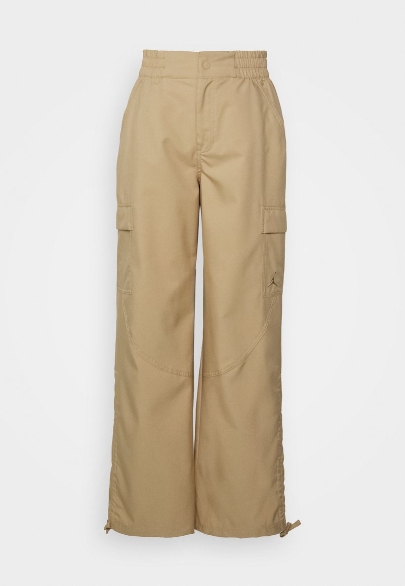 Pantaloni cargo beige con gamba larga, vita elastica, tasche laterali e logo ricamato. Il tessuto presenta una superficie liscia e una finitura resistente.