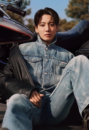 Calvin Klein Jeans, JUNG KOOK 90S TRUCKER JACKET UNISEX - Farmerdzseki - 550 rebel