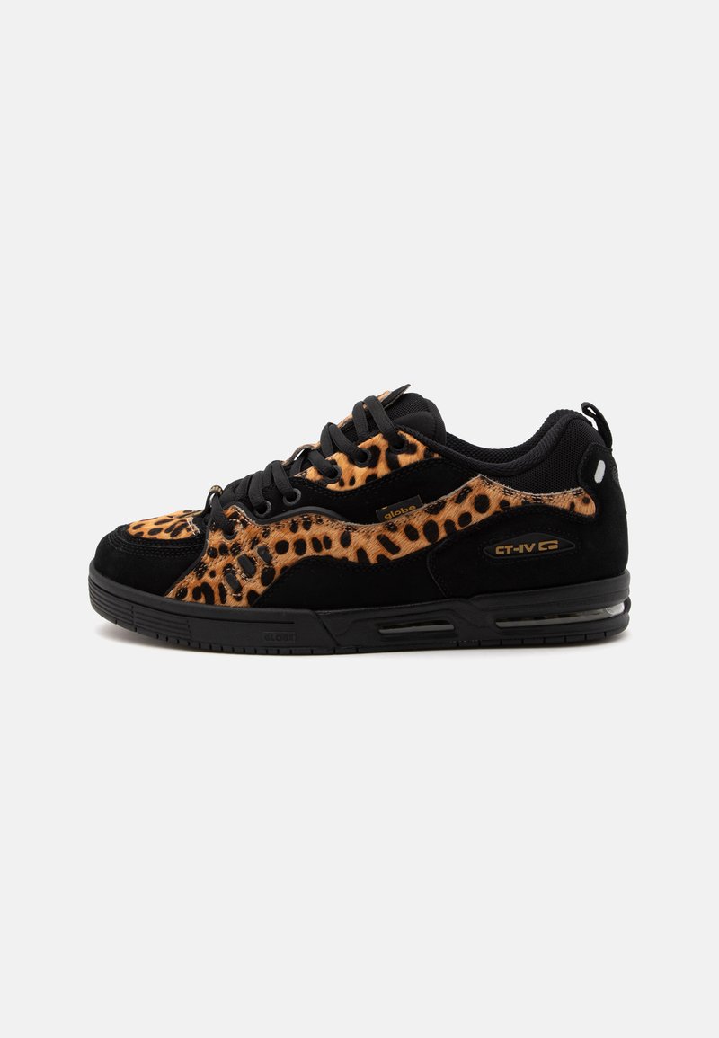 Baskets noires avec détails imprimé léopard, lacets noirs et semelle épaisse, vues de profil sur fond blanc uni.