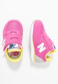 New Balance IV220PKY - Tenisky - pink