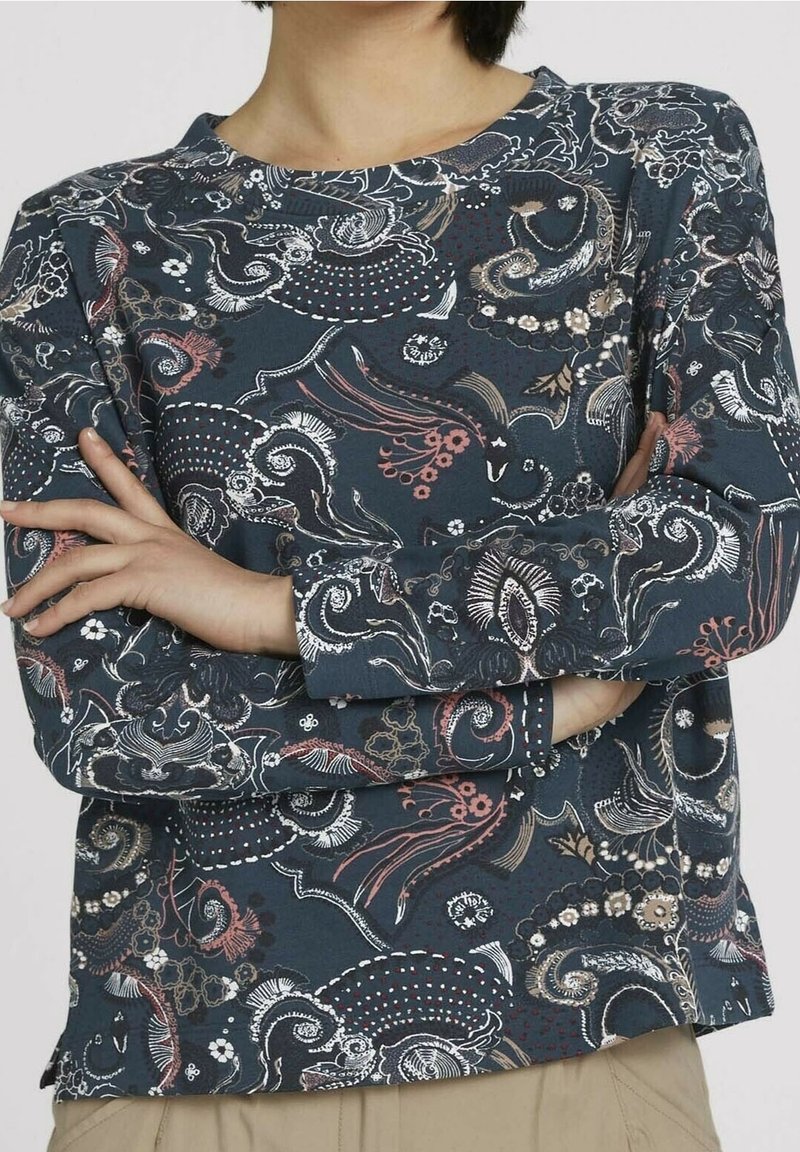 Camicia a maniche lunghe in tessuto blu navy con un motivo floreale e paisley bianco, rosa e oro, con colletto rotondo e maniche con polsini.
