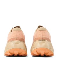 Lichtgewicht schoenen in pastelroze en beige, met een gestructureerde bovenkant, een beklede zool en een rubberen buitenzool met een oranje grippatroon.