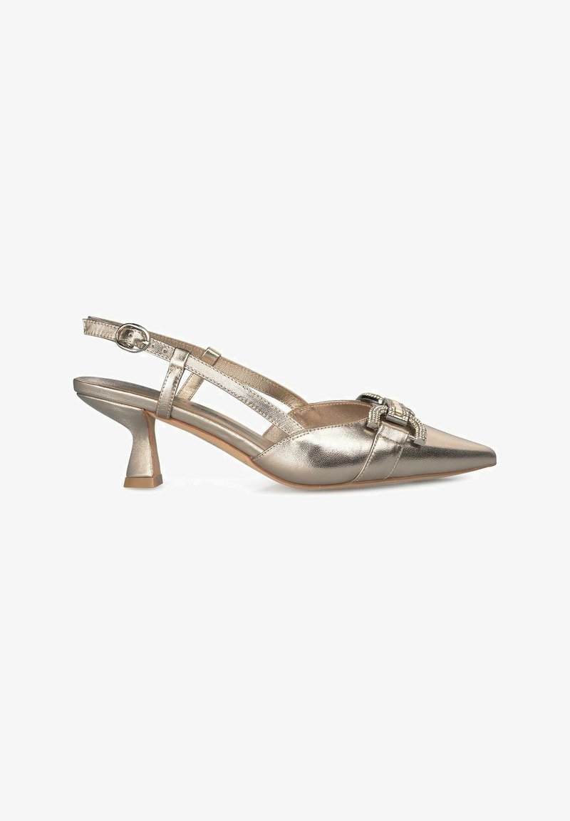 Metaliczne złote buty typu slingback z ostrym noskiem, średnim obcasem i dekoracyjnym zapięciem. Gładka faktura i minimalistyczny design paska.