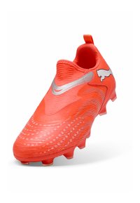 Botas de fútbol color naranja brillante con logo de Puma plateado, parte superior texturizada y tacos moldeados en ángulo sobre fondo blanco.