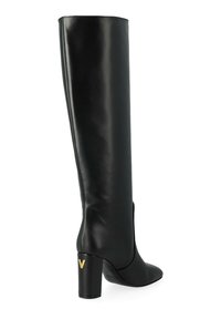 Botte en cuir noir à hauteur de genou avec un bout pointu et un talon bloc. Présente un accent doré sur le talon et une texture lisse.