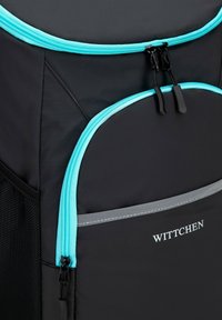 Czarny plecak z turkusowymi zapięciami, szarymi akcentami i siateczkową boczną kieszenią. Posiada podwójne zapięcia oraz wyraźne logo marki.