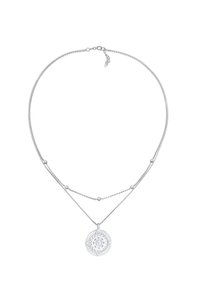 Zilveren ketting met twee gelaagde kettingen, voorzien van een ronde hanger met ingewikkelde patronen en kleine ronde accenten langs de kettingen.