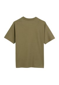 Olijfgroen T-shirt met korte mouwen, gemaakt van katoen. Het heeft een ronde hals en een relaxte pasvorm met een zachte textuur en geen extra details.