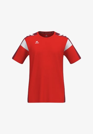 Červené sportovní tričko s krátkým rukávem s bílými a tmavě červenými akcenty na ramenou, kulatým výstřihem a malým bílým logem na hrudi.