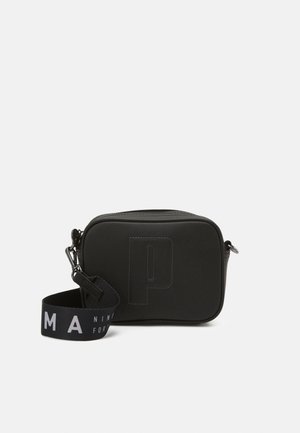 Czarna prostokątna torebka na ramię z wytłoczonym na przodzie symbolem "P" oraz regulowanym paskiem z białymi nadrukowanymi literami i cyframi.