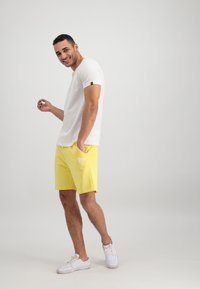 Alpha Industries Šortky - organic yellow