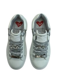 Sneakers bianche in pelle testurizzata, con accenti metallizzati e lacci argentati scintillanti. Presentano il logo del marchio sulla linguetta e un fermalacci decorativo.