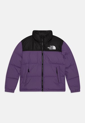 Giacca piumino viola con parte superiore nera, dotata di zip frontale, colletto rialzato e motivo a quadri. Include due tasche laterali e dettaglio del logo.