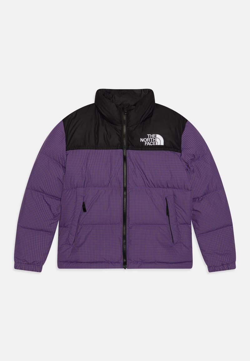 Ljubičasti puffer jakna s crnim gornjim dijelom, sadrži zatvaranje na zip, uspravni ovratnik i karirani uzorak. Uključuje dva bočna džepa i logo detalj.
