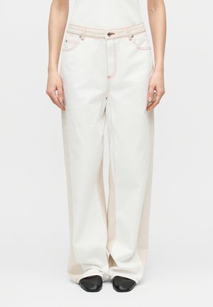 TWIST KNEE SEAM PANT - Széles szárú - natural/contrast red