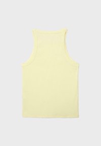 Débardeur sans manches jaune pâle à côtes avec larges bretelles, présenté à plat vue de dos sur un fond gris clair.