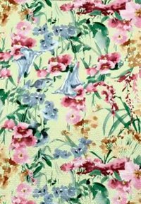 Motif de différentes fleurs aquarellées aux tons roses, bleus et orangés avec des feuilles vertes sur un fond jaune clair.