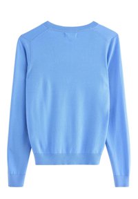 Maglione a maglia blu con maniche lunghe, collo e orlo a coste, texture liscia e design semplice, mostrato dalla parte posteriore.