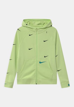 Limoengroene hoodie met ritssluiting, gemaakt van zachte stof, met zwarte en teal Nike-logo's verspreid over de stof; voorzien van een capuchon en steekzakken aan de voorkant.
