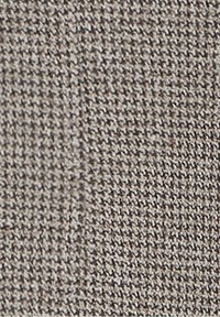 Textilní tkanina v béžových a šedých tónech, s jemnou tkanou strukturou a jemnou mřížkovou vzorovou, vhodná pro čalounění nebo oděvy.