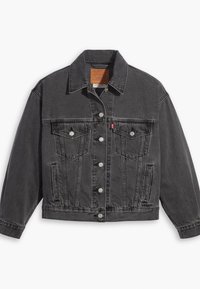Chaqueta de mezclilla negra con un corte clásico, dos bolsillos en el pecho, cierres de botones plateados y una textura ligeramente desgastada.