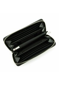 Portafoglio in pelle nera con chiusura a zip, dotato di più slot per carte, una tasca centrale per monete e una superficie liscia.