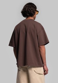 WRSTBHVR CLAYTON - T-shirt - bas - chocolate martini