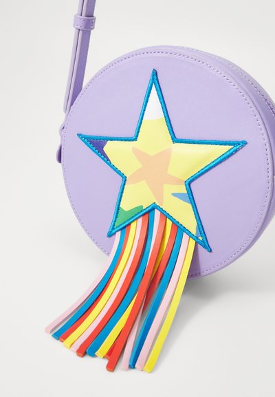 Lilla ringikujuline kott kunstnahast, millel on mitmevärviline täht äpp ja värviline frantsiis. Eemaldatav õlavarre rihm kuulub komplekti.